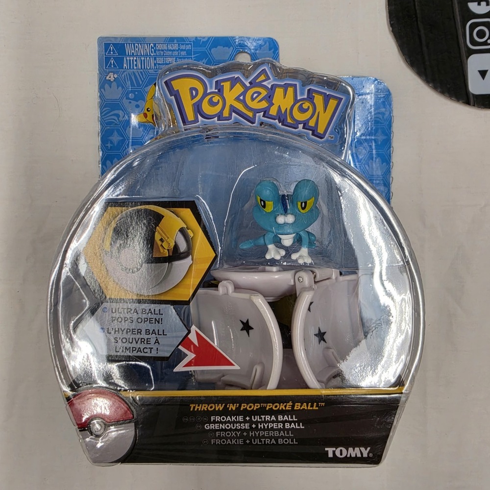 Pokemon Throw 'N' Pop Froakie and Ultra Ball Figure Set